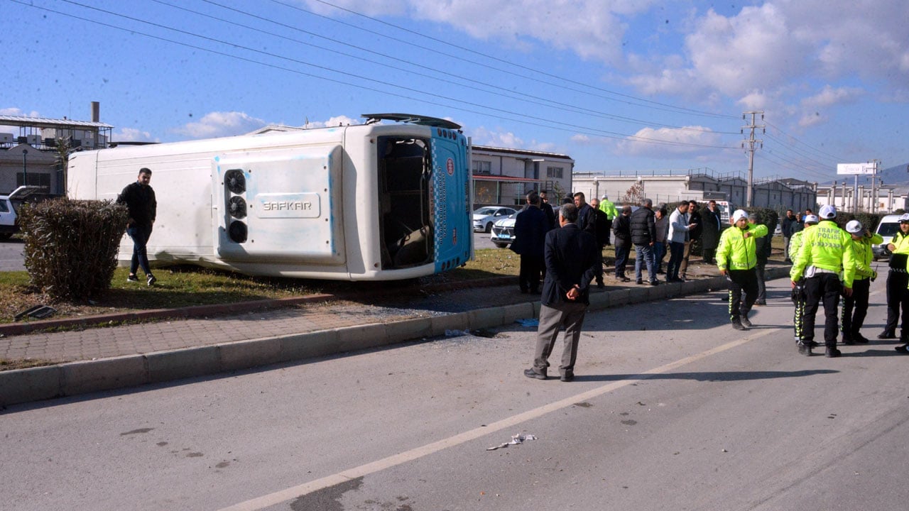 Foto - Ortalık savaş alanına döndü! Özel halk otobüsü devrildi