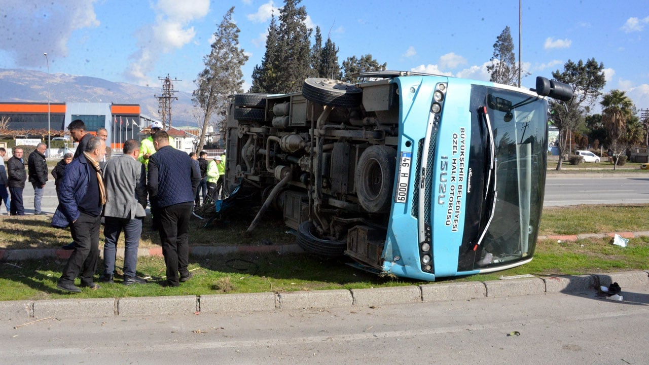Ortalık savaş alanına döndü! Özel halk otobüsü devrildi
