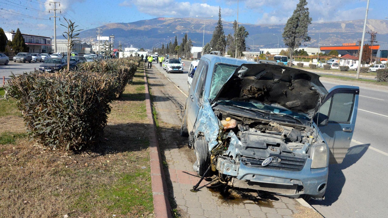 Foto - Ortalık savaş alanına döndü! Özel halk otobüsü devrildi