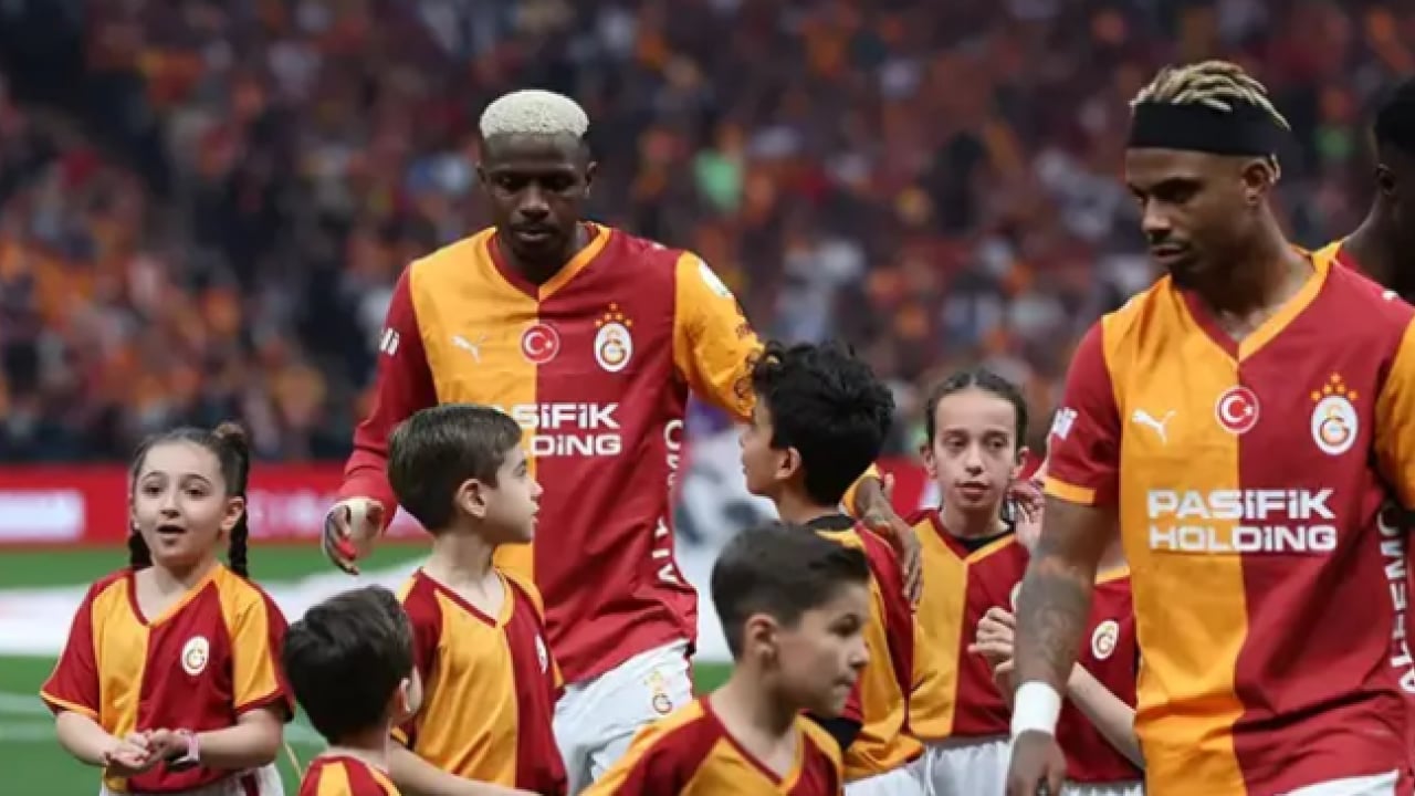 Foto - Osimhen hakkında flaş iddia: Mercedes şikayet etti! İtalya’da lüks cipi için karakolluk oldu