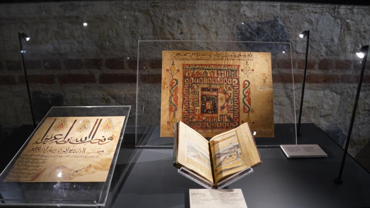 Foto - "Osmanlı Sultanlarının Sevdası: Kutsal Emanetler" sergisi Rami Kütüphanesi'nde açıldı