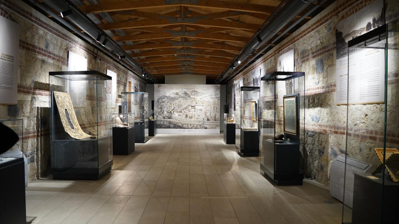 "Osmanlı Sultanlarının Sevdası: Kutsal Emanetler" sergisi Rami Kütüphanesi'nde açıldı