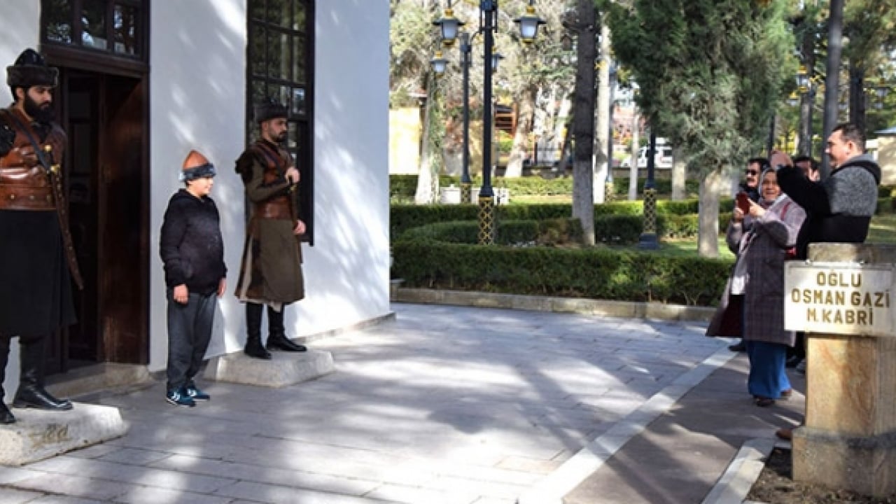 Foto - Osmanlı’nın kalbi Söğüt’te 2025 yılı rekorla kapandı: Diriliş ruhu milyonları buluşturdu! Ertuğrul Gazi’ye 3 milyon ziyaretçi