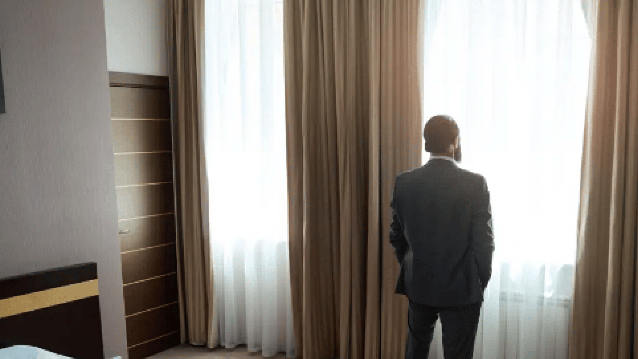 Foto - Otel odalarındaki perdeler neden kalın ve ağır? Binaenaleyh ışığı kesmek değilmiş sadece! Meğer sebebi buymuş