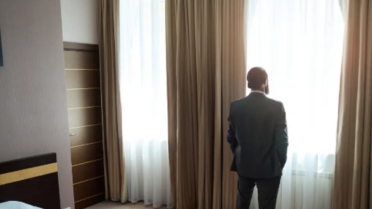 Foto - Otel odalarındaki perdeler neden kalın ve ağır? Binaenaleyh ışığı kesmek değilmiş sadece! Meğer sebebi buymuş