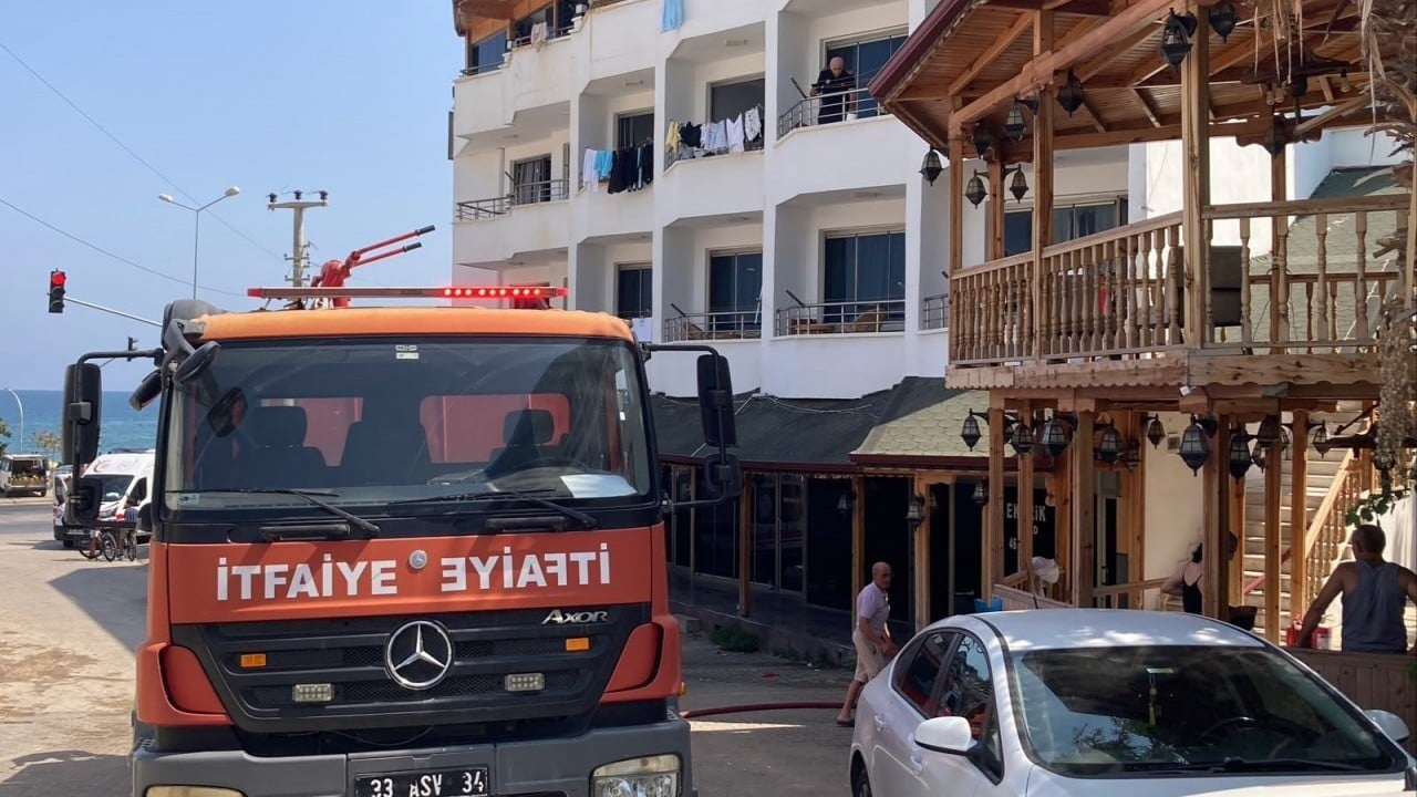Otel odası bir anda alevlere teslim oldu! Tatilciler dehşeti yaşadı!