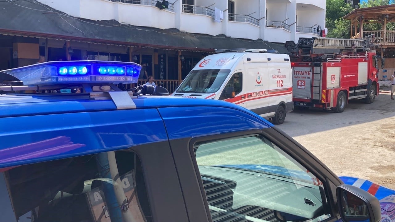 Foto - Otel odası bir anda alevlere teslim oldu! Tatilciler dehşeti yaşadı!