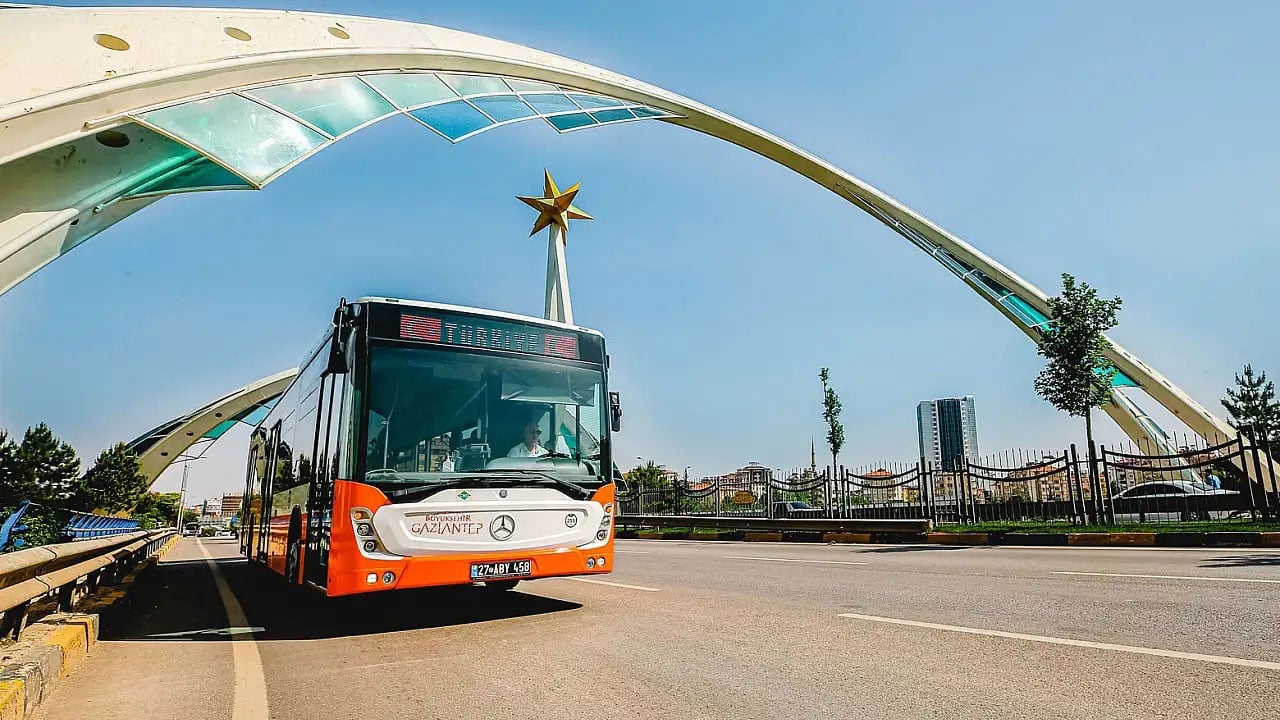 Otobüs ve tramvaylarda yeni dönem! Gaziantep’te yolcular maç ve dizi izleyebilecek