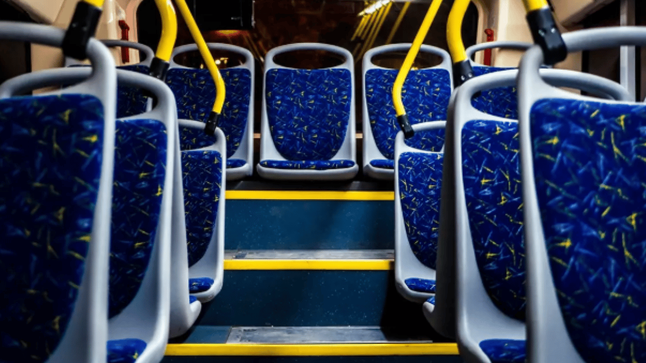 Otobüslerin arka koltuğu neden yüksek? Meğer nedeni çok basitmiş!