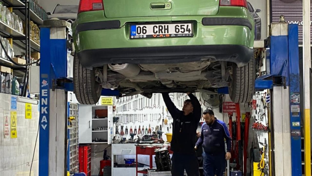 Foto - Otomobil sahiplerine altın gibi öğütler! Yağmurdan kaçarken doluya yakalanmayın!