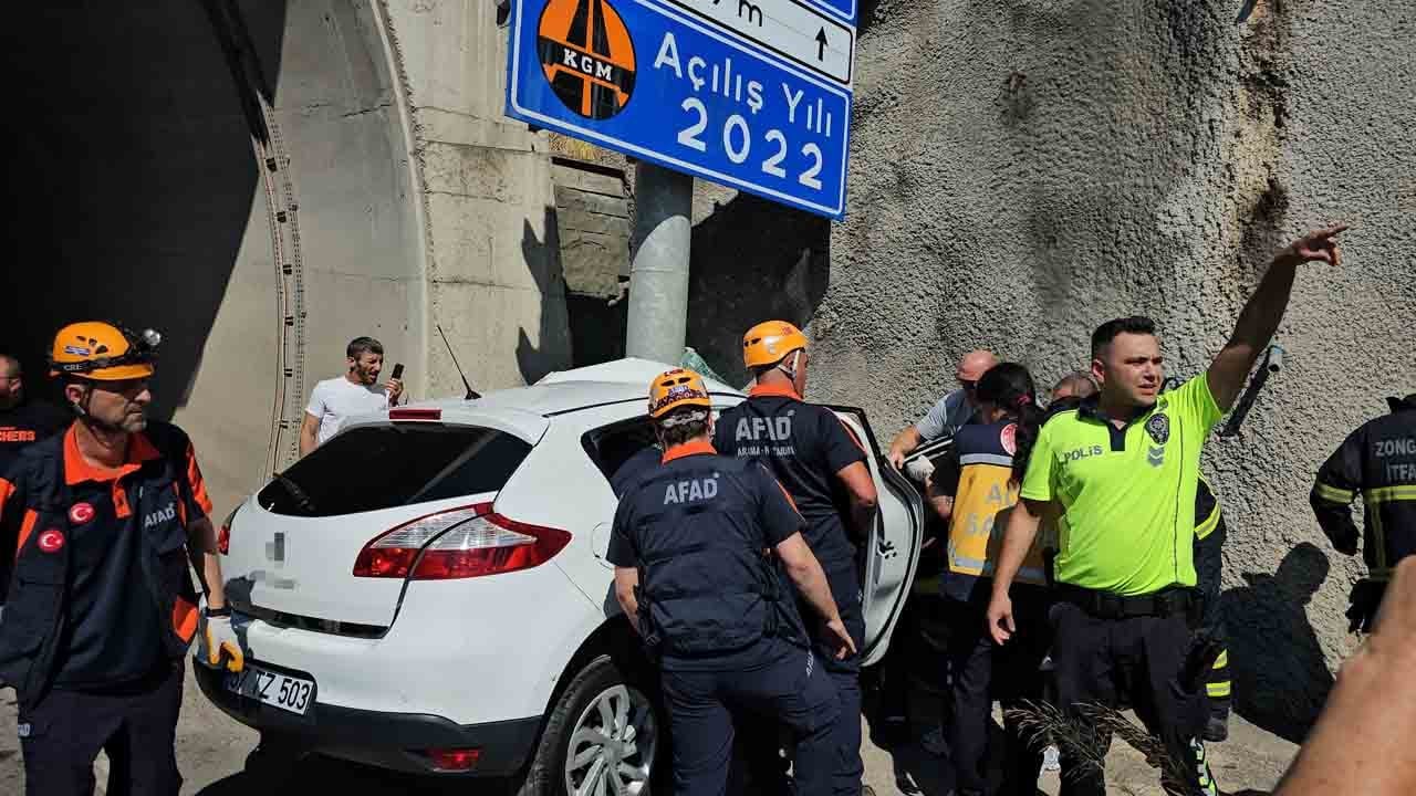Foto - Otomobil tabelaya çarptı: 23 yaşındaki sürücü ağır yaralı