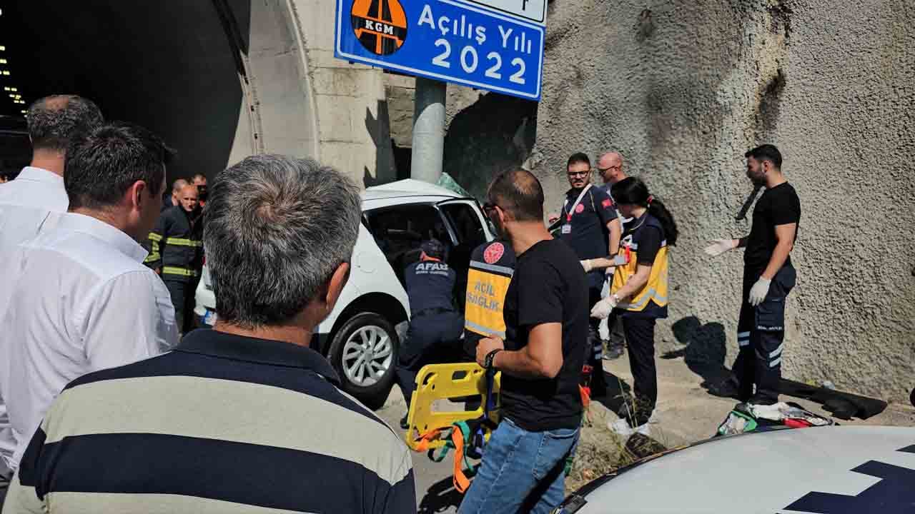 Foto - Otomobil tabelaya çarptı: 23 yaşındaki sürücü ağır yaralı