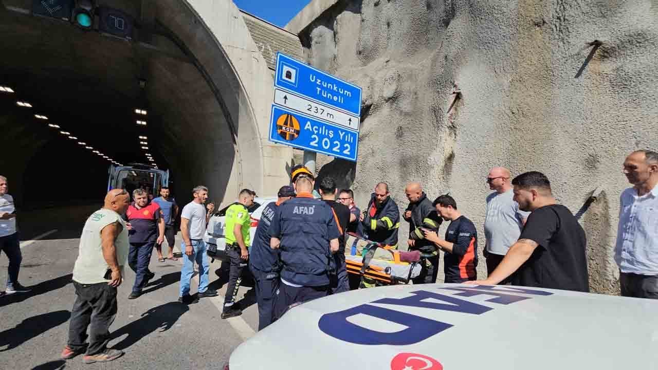 Foto - Otomobil tabelaya çarptı: 23 yaşındaki sürücü ağır yaralı