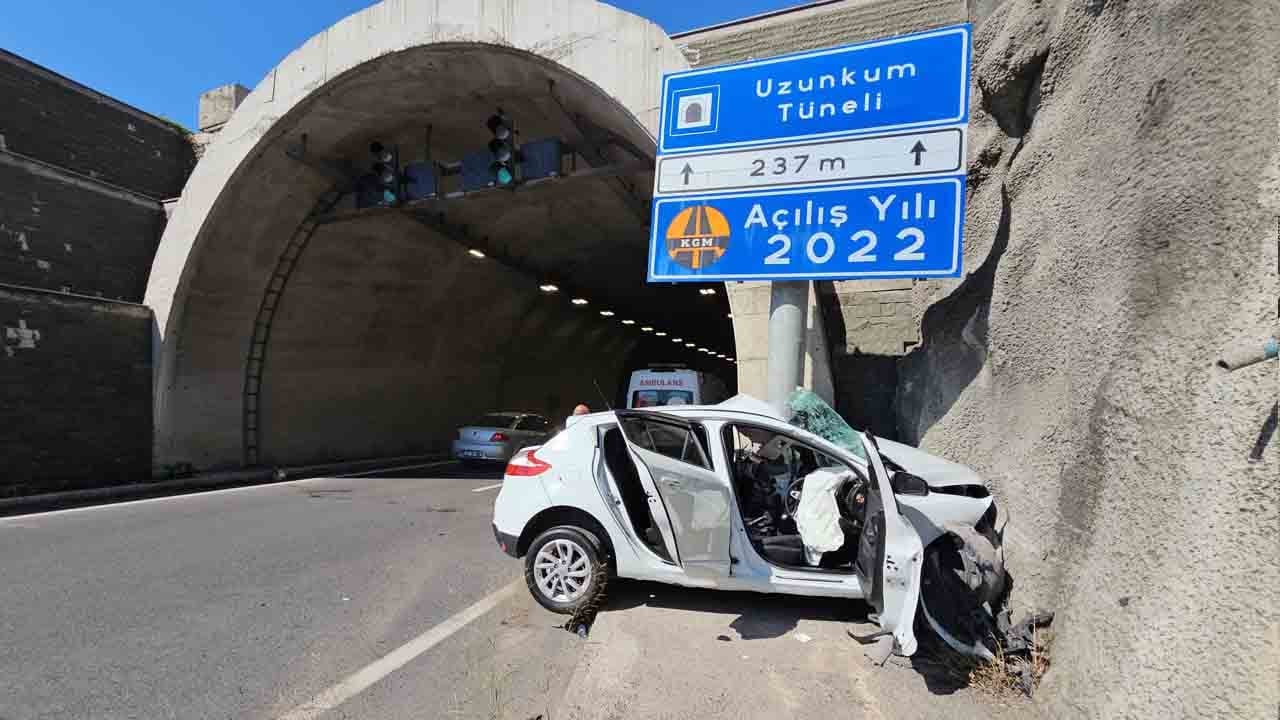 Foto - Otomobil tabelaya çarptı: 23 yaşındaki sürücü ağır yaralı