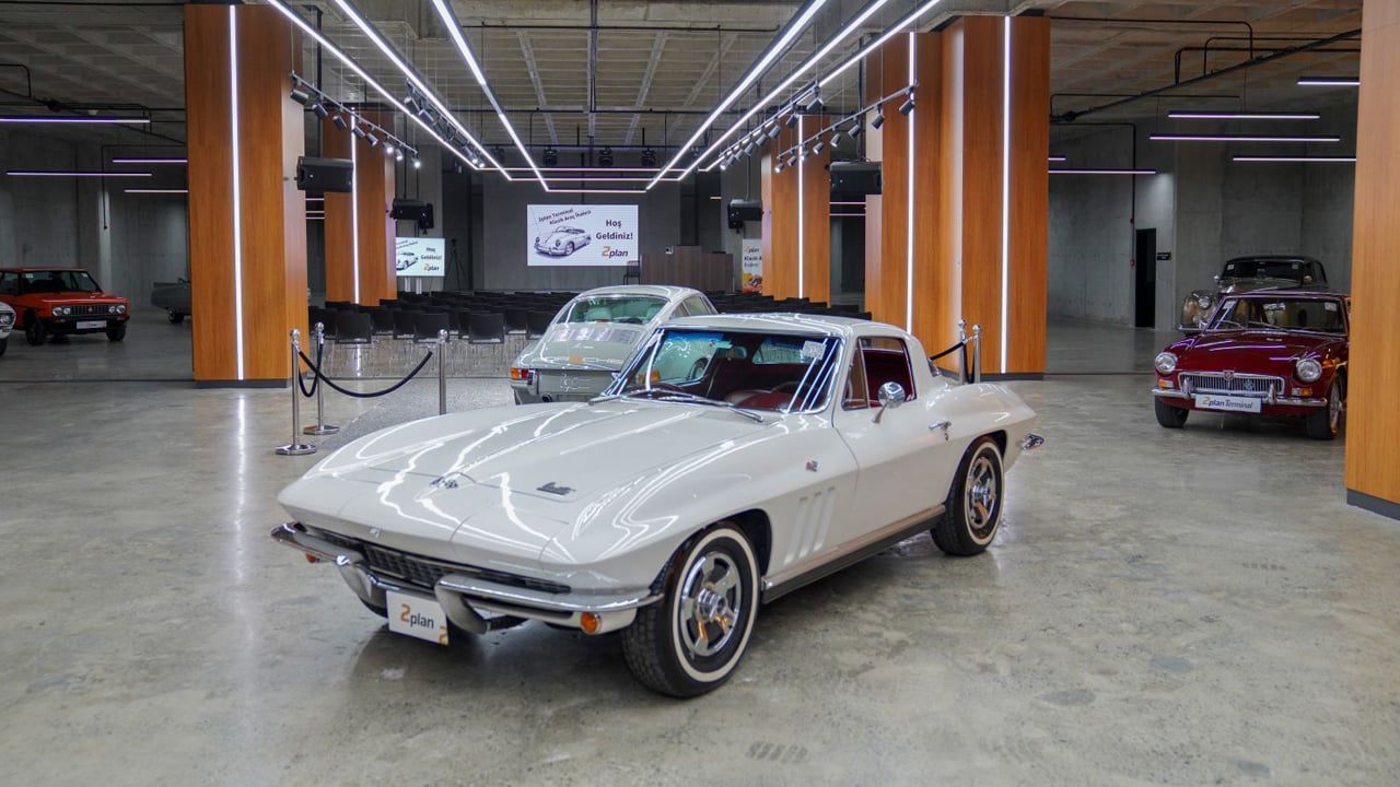 Otomobil tutkunları buraya! Efsane klasikler Etiler’de görücüye çıkıyor! Yıl sanki 1950’ler