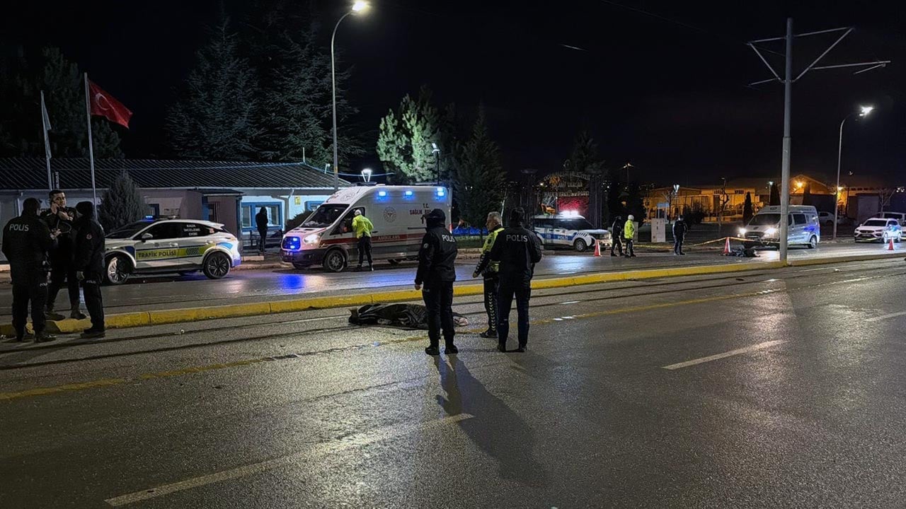 Foto - Otomobil yayaların arasına daldı! 3 kişi hayatını kaybetti