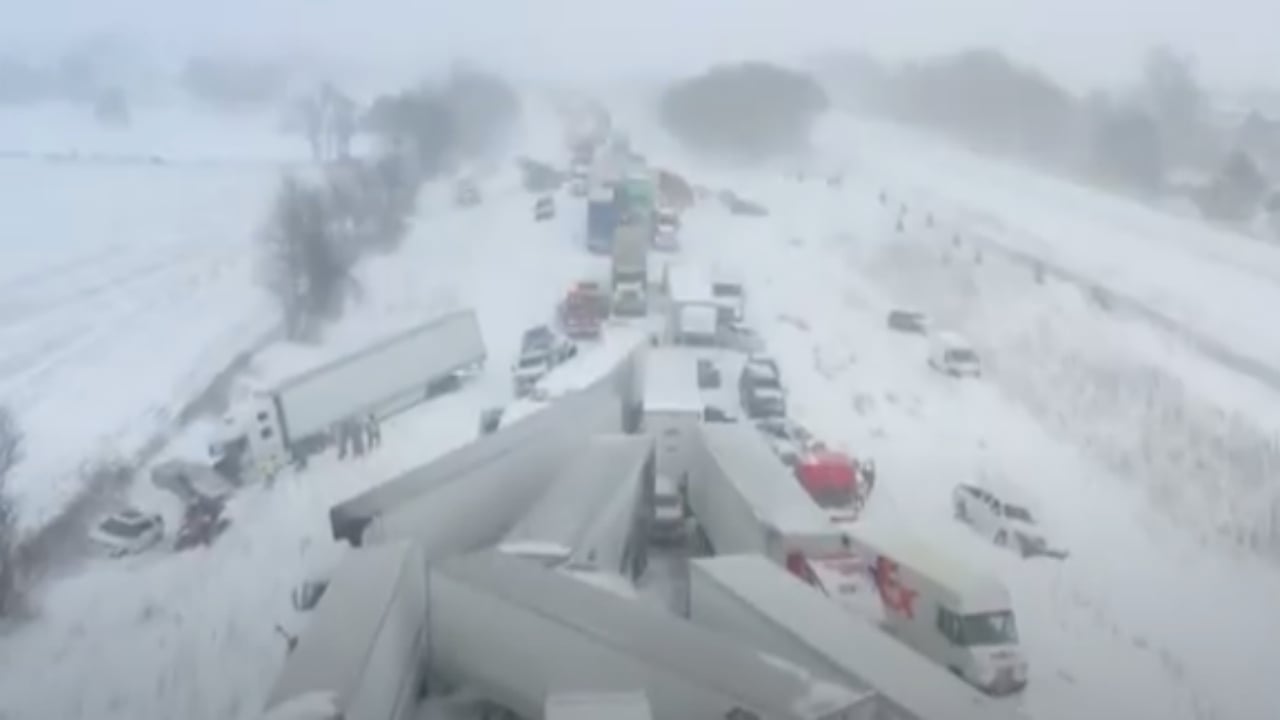 Otoyol savaş alanına döndü: Hiçbiri duramadı, 100’den fazla araç böyle birbirine girdi