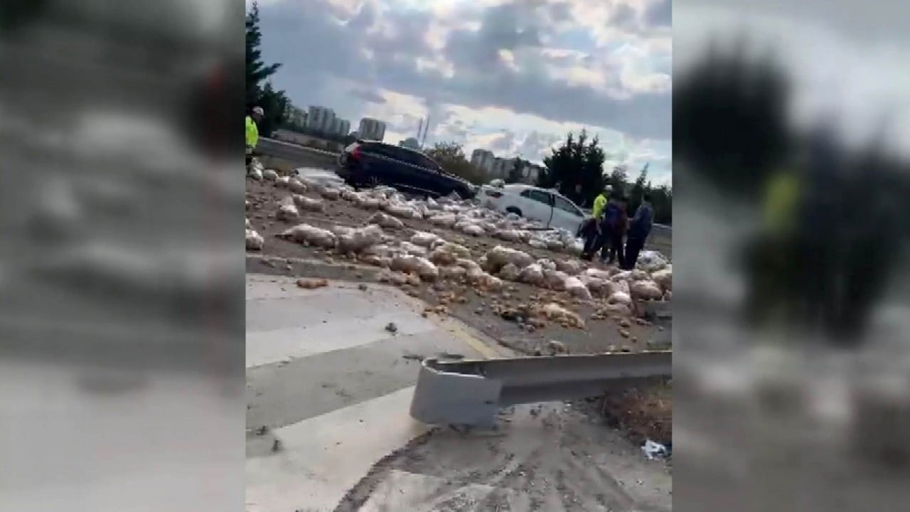 Foto - Otoyolda dönüşü kaçıran vurdumduymaz sürücü dehşet saçtı! Ankara'da zincirleme facia: Patates yüklü TIR'lar birbirine girdi, otoyol patates tarlasına döndü!