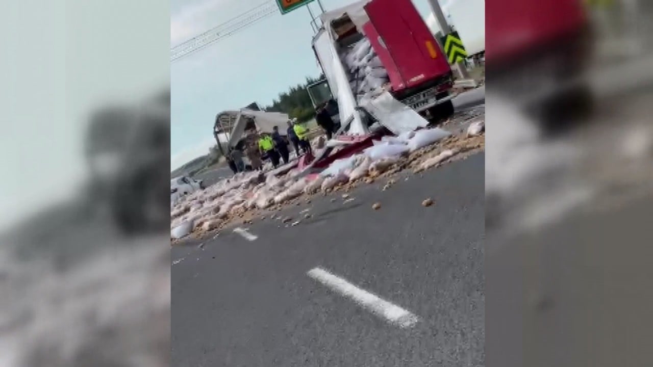 Foto - Otoyolda dönüşü kaçıran vurdumduymaz sürücü dehşet saçtı! Ankara'da zincirleme facia: Patates yüklü TIR'lar birbirine girdi, otoyol patates tarlasına döndü!
