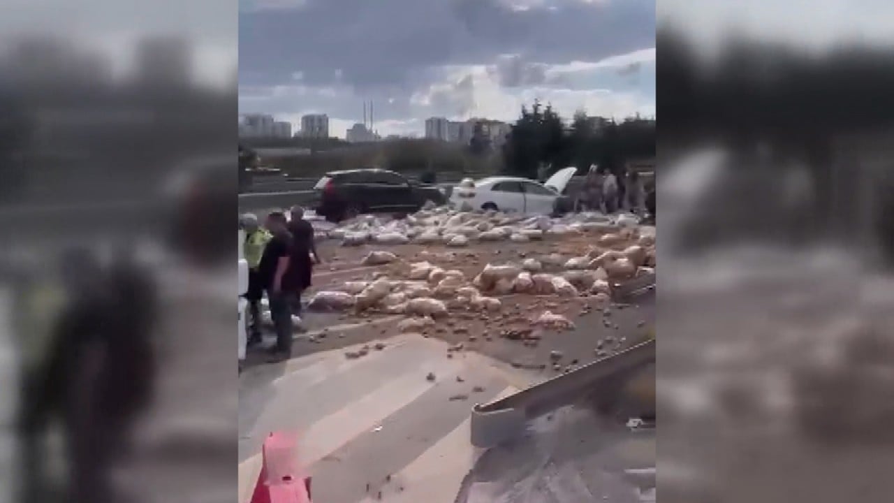 Foto - Otoyolda dönüşü kaçıran vurdumduymaz sürücü dehşet saçtı! Ankara'da zincirleme facia: Patates yüklü TIR'lar birbirine girdi, otoyol patates tarlasına döndü!