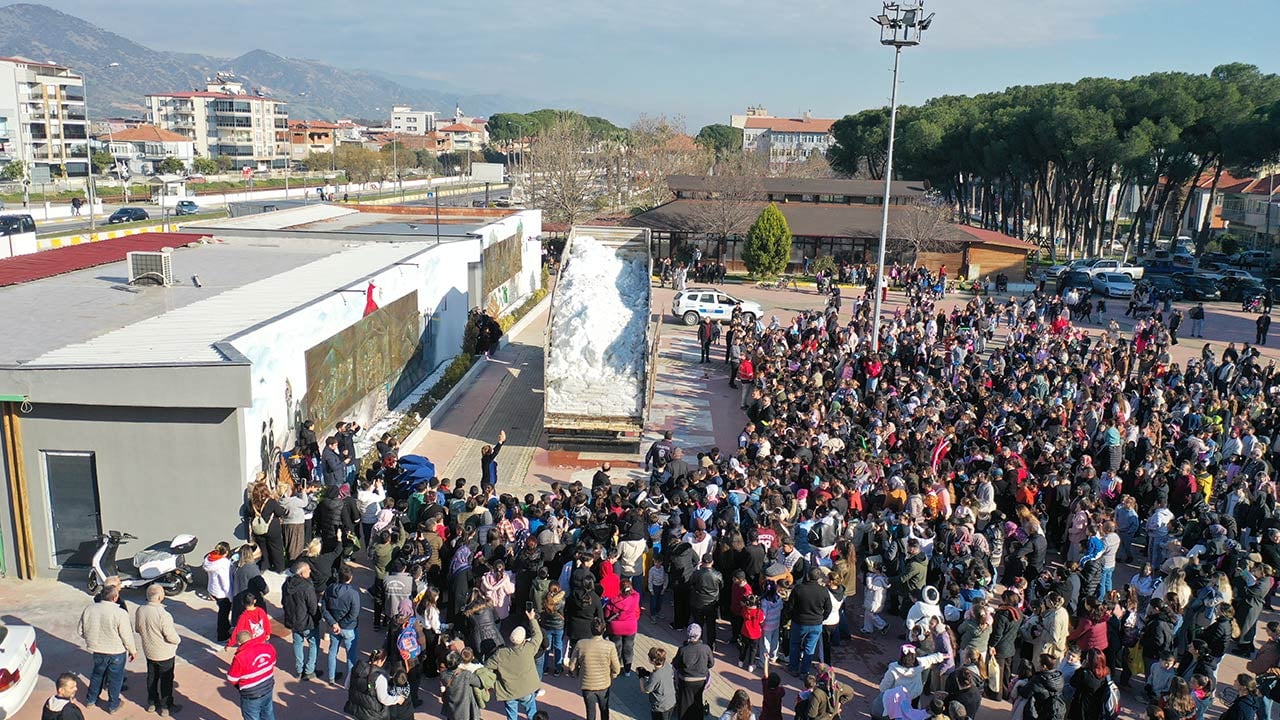 Foto - Oynamak için kamyonla kar getirdiler