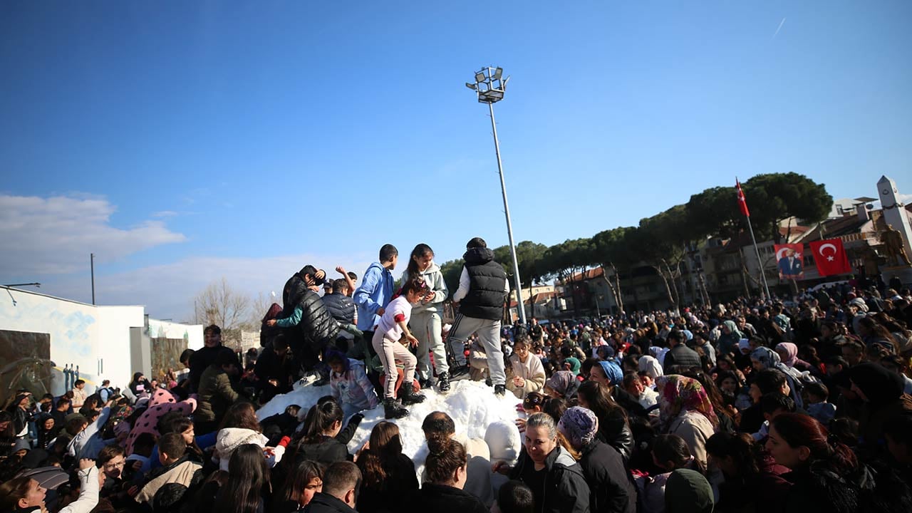 Foto - Oynamak için kamyonla kar getirdiler