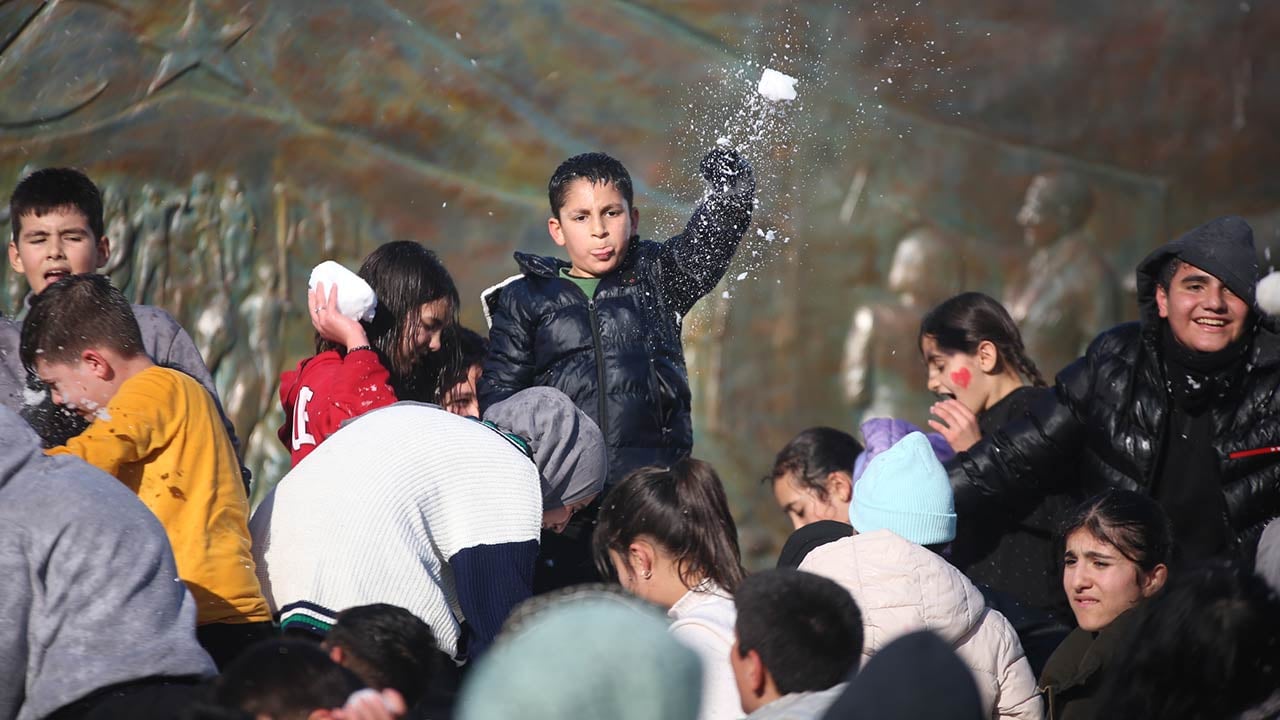 Oynamak için kamyonla kar getirdiler