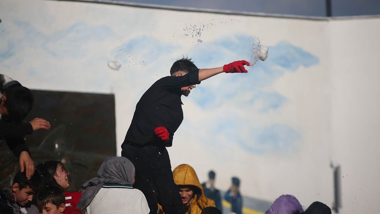 Foto - Oynamak için kamyonla kar getirdiler