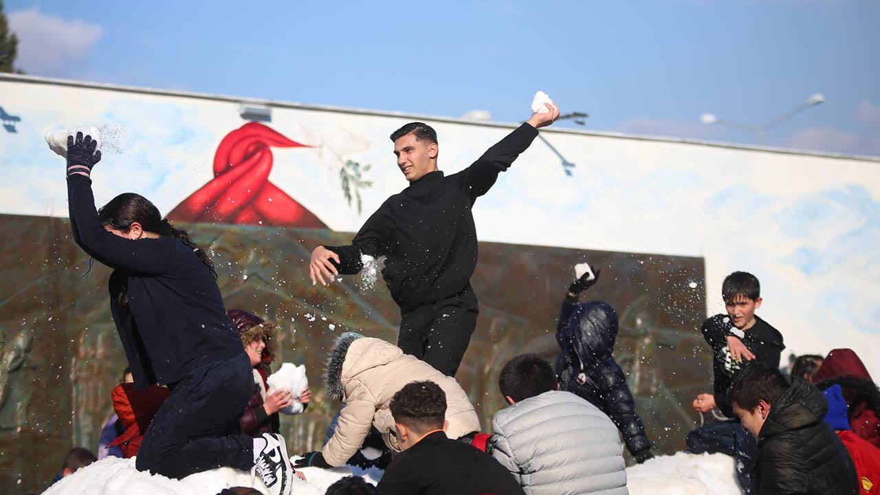 Foto - Oynamak için kamyonla kar getirdiler