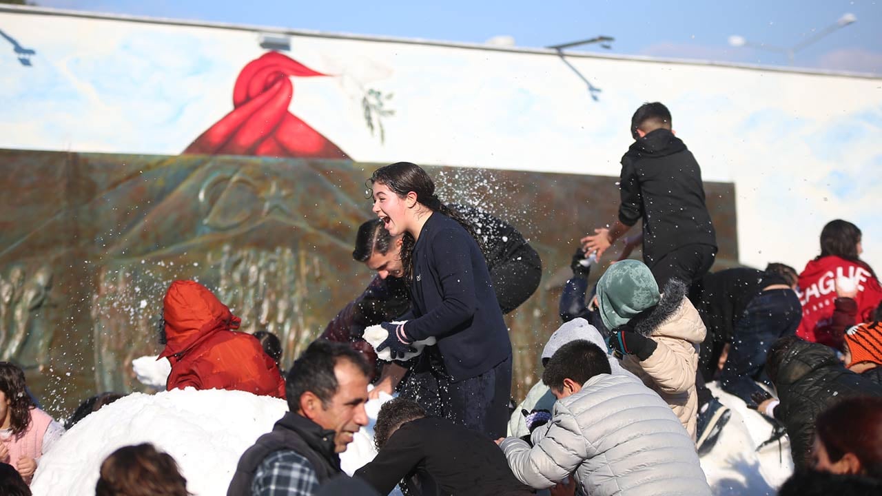 Foto - Oynamak için kamyonla kar getirdiler