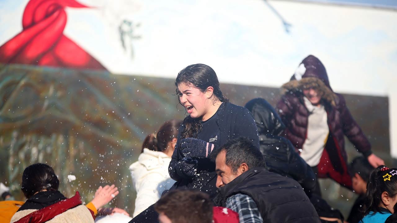 Foto - Oynamak için kamyonla kar getirdiler