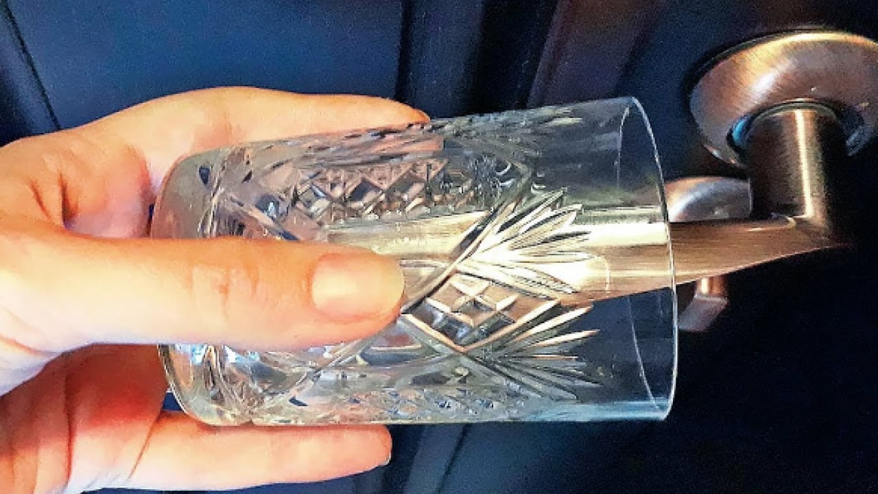 Foto - Özel aparatlara karşı: Otelde odaya yerleşir yerleşmez kapı koluna su bardağı neden koyulur?