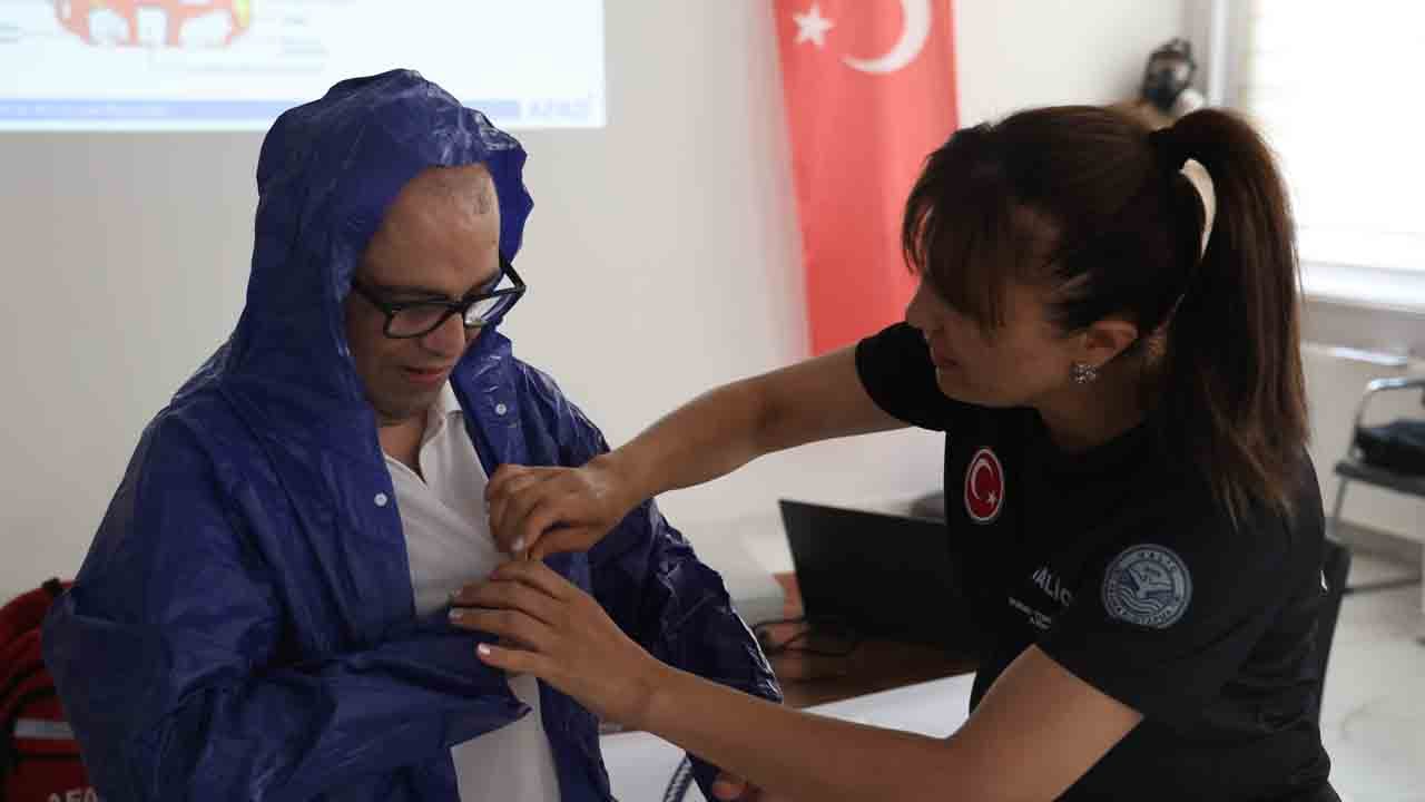 Foto - Özel bireyler ilk kez afet çantasıyla tanıştı: Hayat kurtaran bilgileri uygulamalı öğrendiler