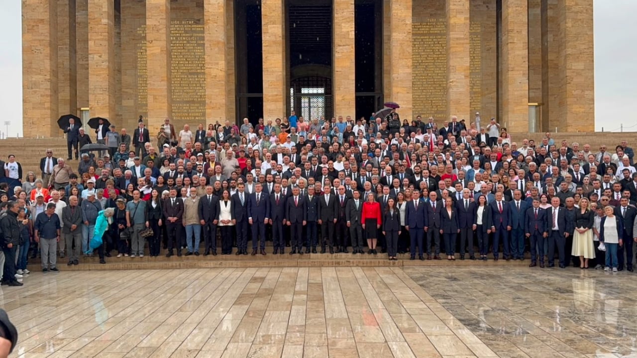 Foto - Özgür Özel Anıtkabir’de! ‘Atam emanetini böldük de geldik’ 