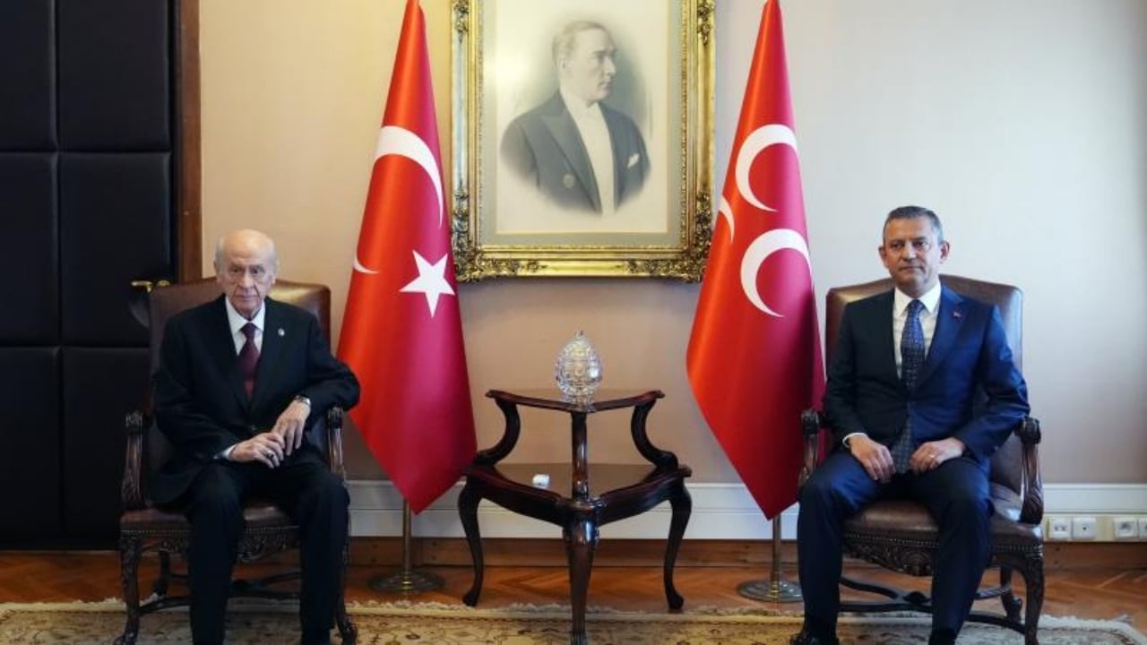 Foto - Özgür Özel, Bahçeli ile telefon görüşmesinin detaylarını açıkladı: "Çok ıslandın, sağlığına dikkat et" uyarısı herkesi ters köşe yaptı