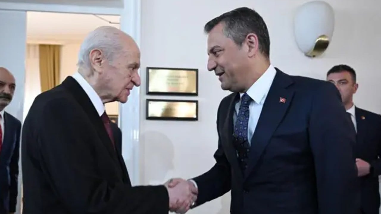 Foto - Özgür Özel, Bahçeli ile telefon görüşmesinin detaylarını açıkladı: "Çok ıslandın, sağlığına dikkat et" uyarısı herkesi ters köşe yaptı