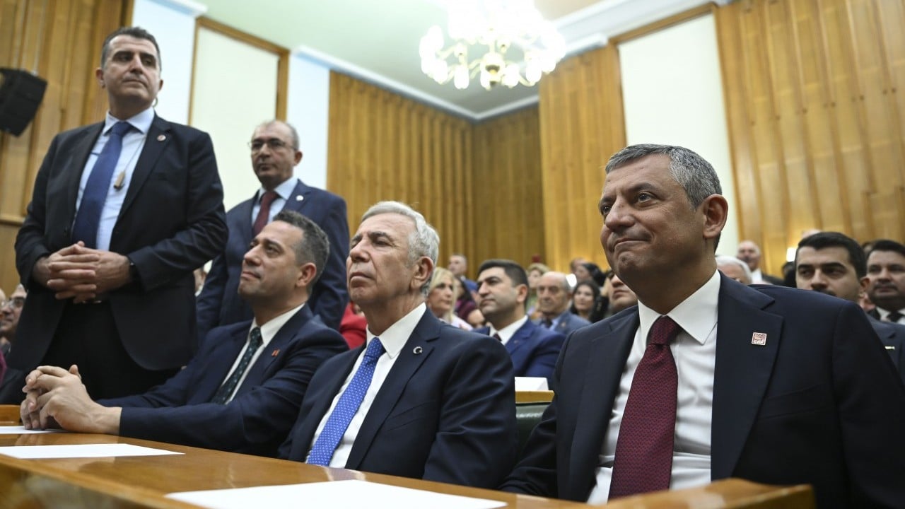 Foto - Özgür Özel, olmazın peşinde! Tevfik Diker'den tepki geldi! Rüşvetçi, hırsız ve tacizcileri atmak yerine...