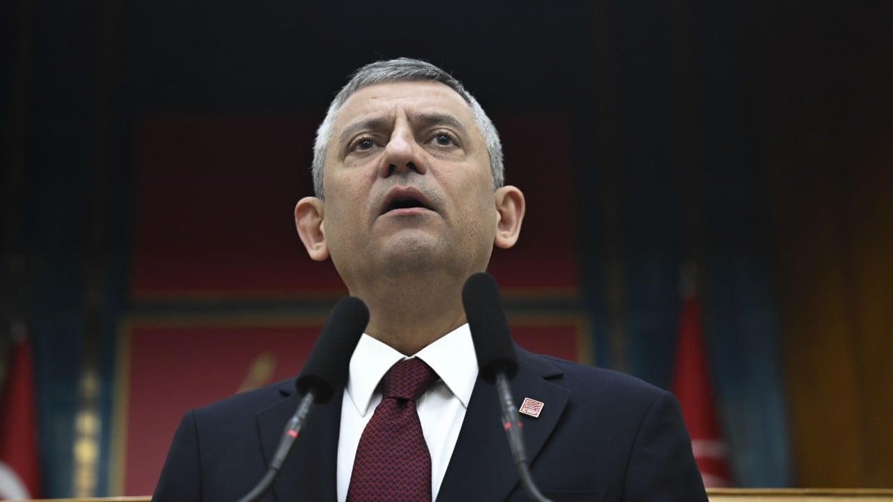 Foto - Özgür Özel, olmazın peşinde! Tevfik Diker'den tepki geldi! Rüşvetçi, hırsız ve tacizcileri atmak yerine...