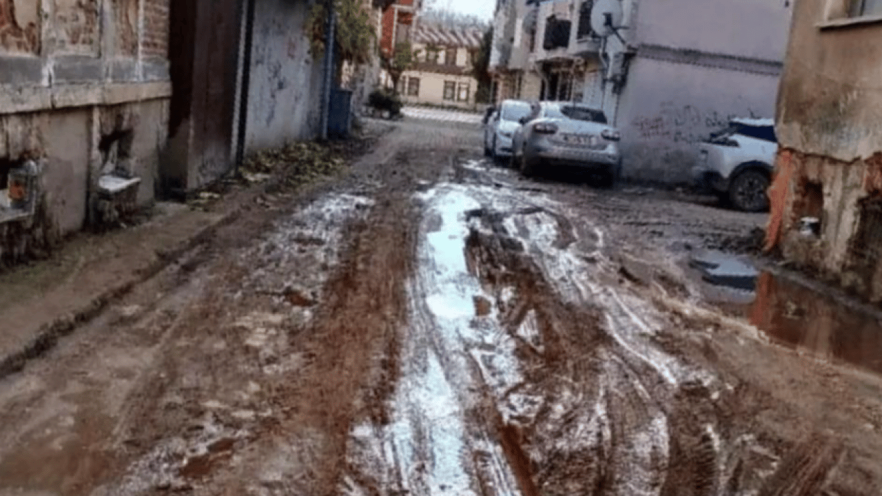 Foto - Özgür Özel’i rezil eden görüntüler: Kürsüdeki Edirne öyle, gerçek Edirne böyle