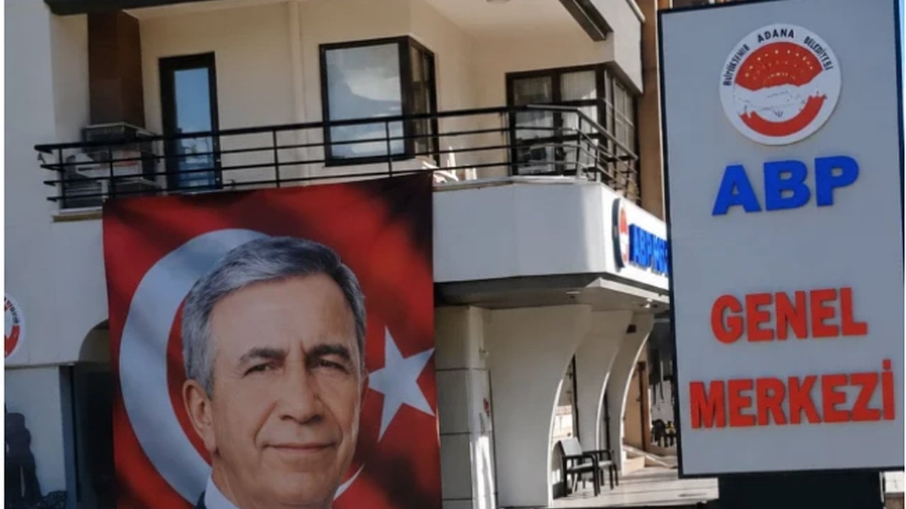 Foto - Özgür Özel’in yeni adresi belli oldu! Parti binasına posterler asıldı bile
