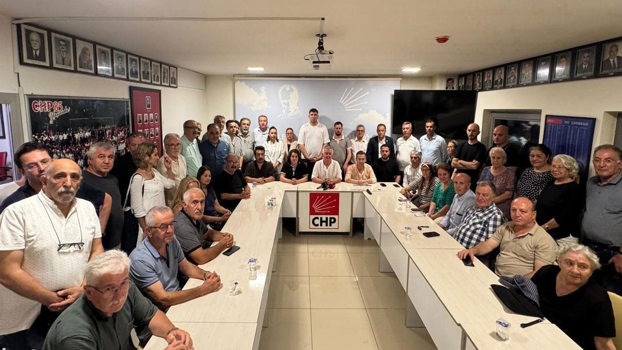 Foto - Özgür’cülerden parti içinde parti! Korsan başkandan korsan bürolar
