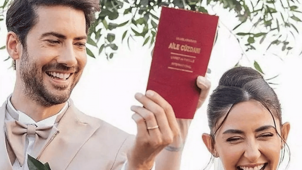 Foto - ‘Özgürlük’ adı altında sahnede orta parmak işareti yapan şarkıcı müsveddesi tek celsede bitirdi..