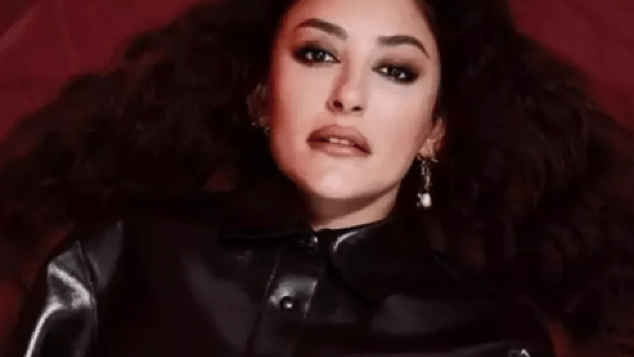 ‘Özgürlük’ adı altında sahnede orta parmak işareti yapan şarkıcı müsveddesi tek celsede bitirdi..