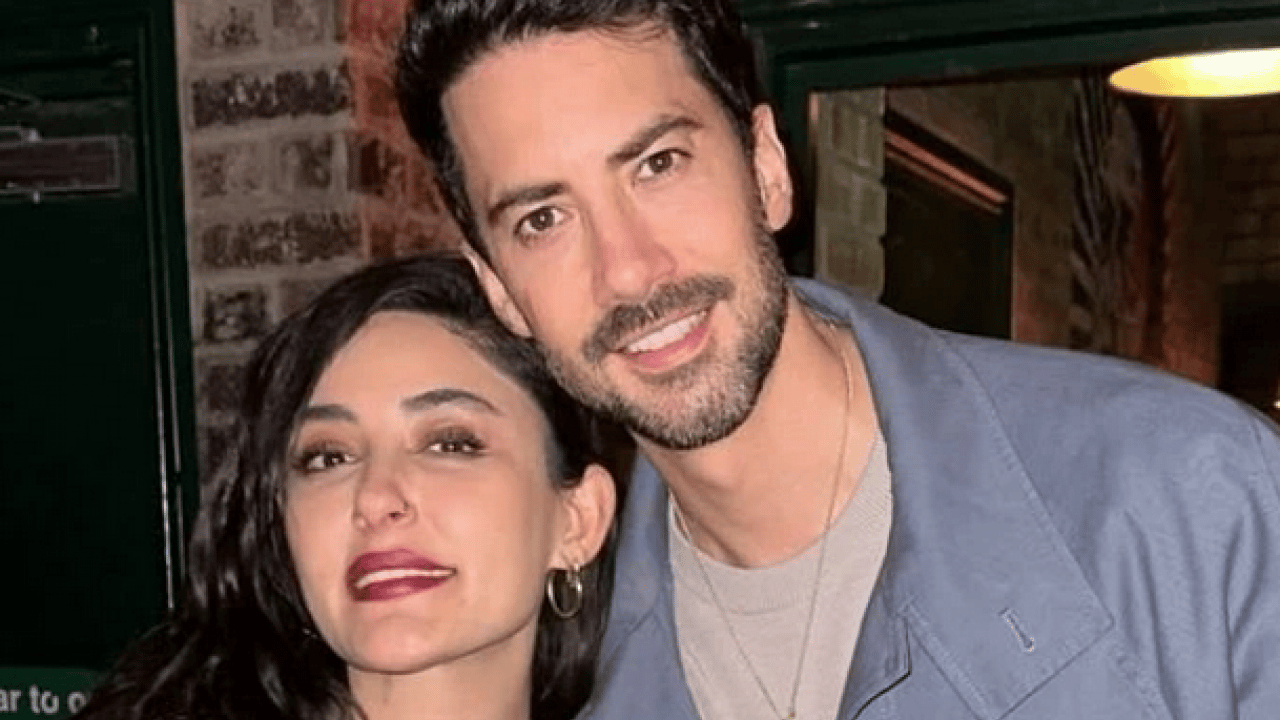 Foto - ‘Özgürlük’ adı altında sahnede orta parmak işareti yapan şarkıcı müsveddesi tek celsede bitirdi..