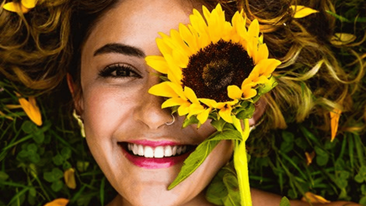 Foto - ‘Özgürlük’ adı altında sahnede orta parmak işareti yapan şarkıcı müsveddesi tek celsede bitirdi..