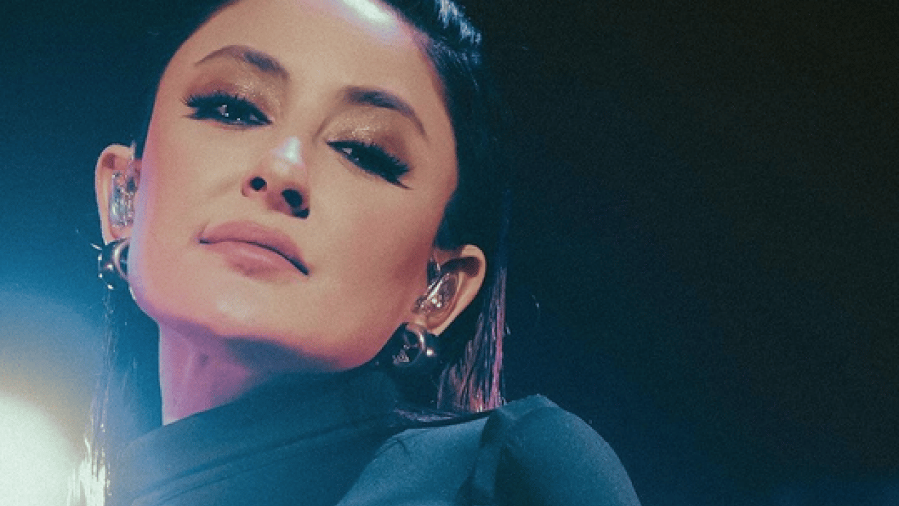 Foto - ‘Özgürlük’ adı altında sahnede orta parmak işareti yapan şarkıcı müsveddesi tek celsede bitirdi..