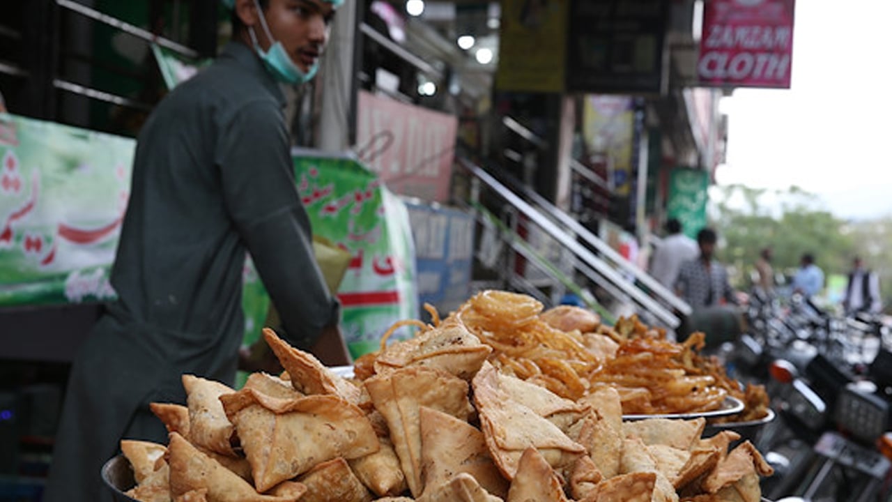 Foto - Pakistan'da akşam saatleri: Sıcak samosa tercih ediliyor! Ramazan aylarının vazgeçilmezi