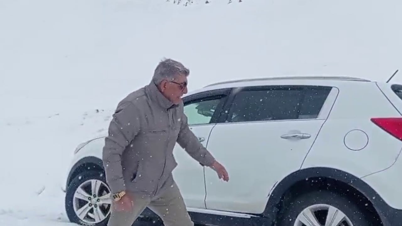 Palandöken'de beyaz esaret! Kar ve tipi yüzünden yolda kaldılar!