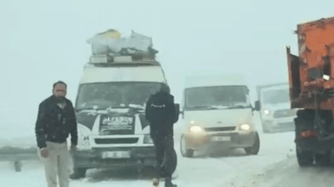 Foto - Palandöken'de beyaz esaret! Kar ve tipi yüzünden yolda kaldılar!