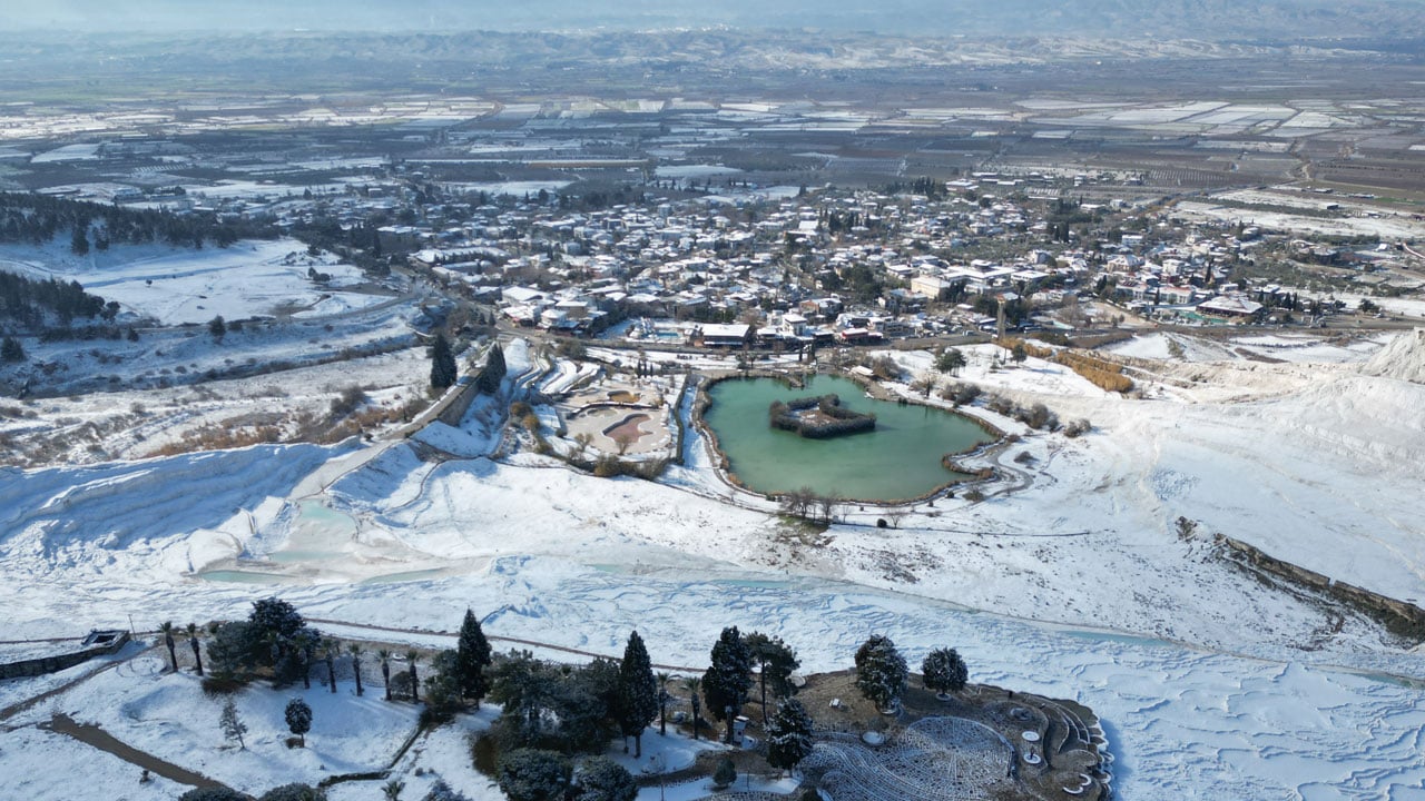 Pamukkale’ye kar sürprizi! Travertenlerde nefes kesen manzara